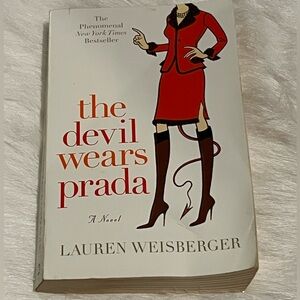 USED BOOK. The Devil Wears Prada by Lauren Weisberger.